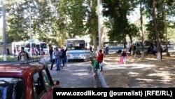 Теримчиларни пахтага олиб кетишга ҳозир турган автобуслар колоннаси, Самарқанд.