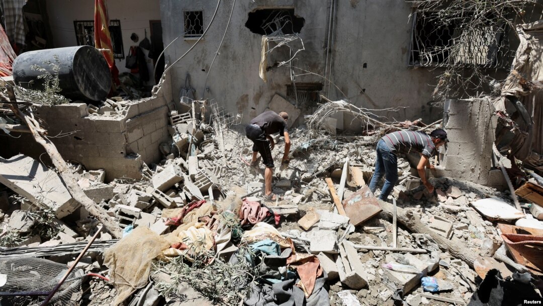 Urmările unui atac israelian asupra unei case din Deir Al-Balah, în centrul Fâșiei Gaza.