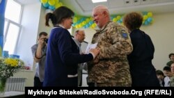Міністр у справах ветеранів Ірина Фріз вручає солдату сертифікат від університету Nord, Одеса, 29 травня 2019 року