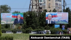 Dərbənddə Dağıstan lideri Ramazan Abdulatipov və Vladimir Putin-in portretləri