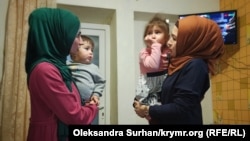 Алие Эмирусеинова и Азизе Абхаирова с детьми Абхаировых на руках