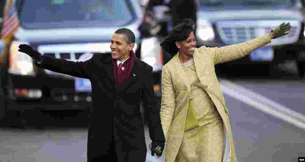 باراک و میشل اوباما در میان هواداران خود در مراسم سوگند، در واشینگتن، قدم می&zwnj;زنند