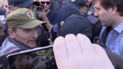 У Києві затримали протестувальника під посольством Росії, який кинув яйце у виборця