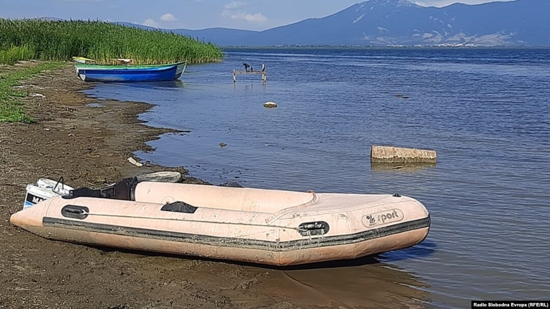 Плажата Рибарско Село на Преспанското Езеро