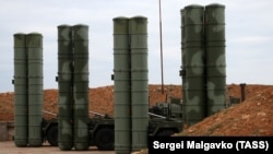 Російські систем протиракетної оборони С-400, розміщені в окупованому Криму поблизу Севастополя. США попередили Туреччину про ризик придбання у Росії цього озброєння