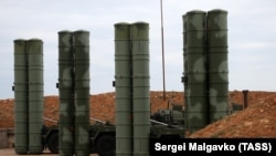 Aqyarda S-400 Rusiye zenit-raketa komplekslerniñ arbiy taqımları, 2018 senesi yanvar 13