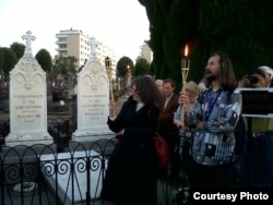 La mormântul lui Arthur Rimbaud, Charleville-Mezieres, Franţa