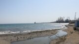 Канализационные стоки стекают в море на набережной Феодосии, архивное фото