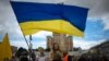 Київ, майдан Незалежності, 27 червня 2014 року. Люди зібралися, щоб відзначити підписання Угоди про асоціацію між Україною та Євросоюзом