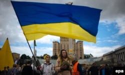 Київ, майдан Незалежності, 27 червня 2014 року. Люди зібралися, щоб відзначити підписання Угоди про асоціацію між Україною та Євросоюзом