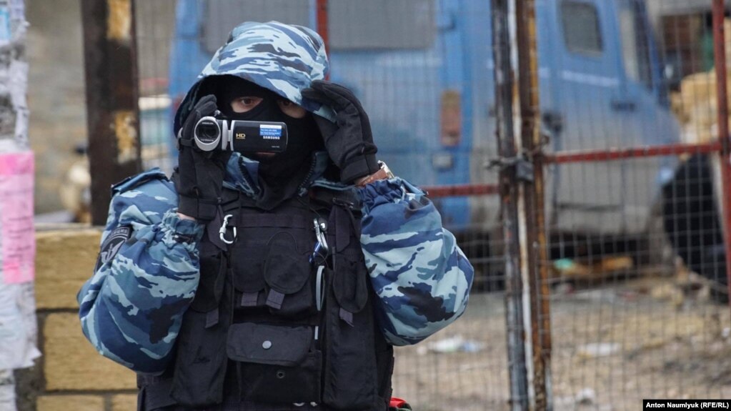 Российский силовик во время обыска в крымскотатарском микрорайоне Симферополя, февраль 2017 года