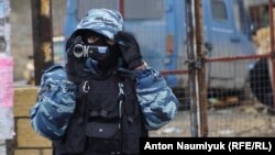 Российский силовик во время обыска в крымскотатарском микрорайоне Симферополя, февраль 2017 года