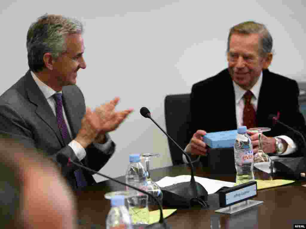 Vaclav Havel primeşte de la preşedintele Europei Libere Jeff Gedmin o plăcuţă cu numele său