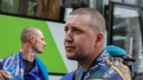 На третій день великого обміну військовополоненими у форматі «1000 на 1000», про який домовилися у Стамбулі, додому з полону РФ повернулися 303 українські захисники, 25 травня 2025 року.<br><br>Раніше у рамках двох попередніх етапів цього обміну <a href="https://www.radiosvoboda.org/a/news-obmin-polonenymy-zelenskyy-rosiya-viyna/33423059.html" target="_blank">до України з російського полону вже повернулося 697 людей</a>