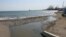 Канализационные стоки стекают в море в Феодосии, архивное фото