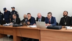 Մկրտիչ սրբազանը կմնա բանտում. դատարանում էին նաև կարգալույծ քահանաները