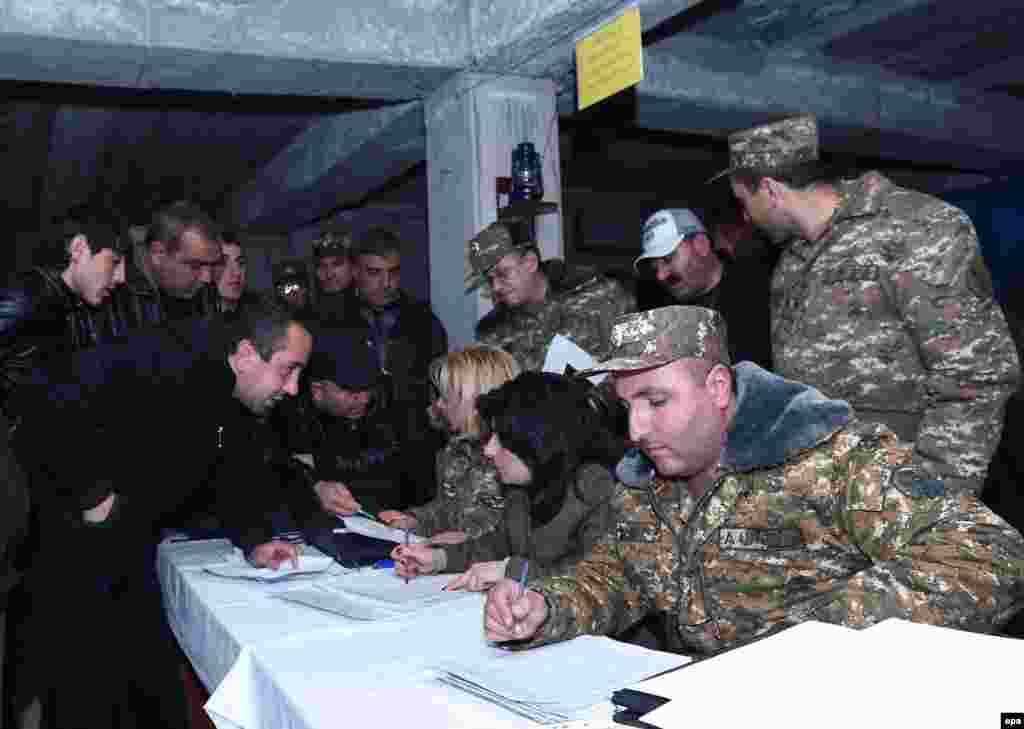 Вірменські добровольці отримують військову форму і зброю. Єреван, 2 квітня