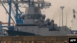 Сирияның химиялық қаруы тиелген даниялық кеме құрамындағы норвегиялық Helge Ingstad фрегаты. Лимасол, Кипр, 3 қаңтар 2014 жыл.