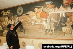Айцец Георгі Рой паказвае фрэску з выяваю Грунвальдзкае бітвы у нядзельнай школе горадзенскай Калоскай царквы, 2019 год. Архіўнае фота