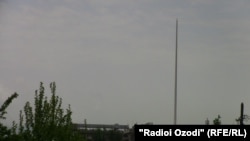 The world's largest flagpole in Dushanbe has been standing bare since its 350-kilogram flag was ripped to pieces by strong winds. 