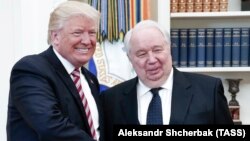 Donald Trump (solda) Rusiyanın ABŞ-dakı səfiri Sergey Kislyakla da görüşüb