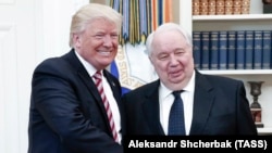 Раиси ҷумҳури Амрико Доналд Трамп дасти Сергей Кисляк, сафири Русия дар ИМА-ро фишурд. 10 майи соли 2017