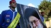 دو جوان در حال حمل عکس رهبر ایران در جریان مراسم خاکسپاری یکی از اعضای گروه حزب الله لبنان (عکس از آرشیو)