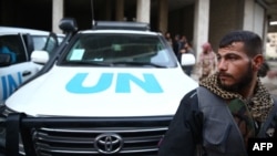 خودروی سازمان ملل در منطقه‌ای در نزدیکی دمشق که در کنترل مخالفان اسد است