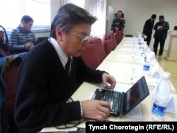 Кыргыз тилинде бир катар компютердик программаларды чыгарган Эмил Асанов, Бишкек, 30.3.2011.