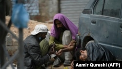تصویر آرشیف: تعدادی از افراد معتاد در پاکستان 