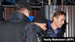 Полицейские задерживают российского оппозиционера Алексея Навального сразу на выходе из спецприемника. Москва, 24 сентября 2018 года