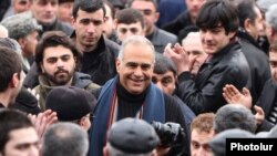 Раффі Ованнісян серед своїх прихильників в центрі Єревана, 22 лютого 2013 року
