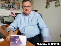 "Novaka Đukića treba tražiti da u BiH služi kaznu“, kaže Dino Kalesić sa fotografijom sina Sandra, najmlađe žrtve na Tuzlanskoj kapiji