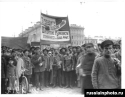 Ruși cu o pancartă: „Polonezilor să le fie frică - comuniștii [din Sankt Petersburg] se îndreaptă către frontul polonez”.