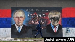 Граффити в Белграде с изображением Владимира Путина, Дональда Трампа и надписи "Косово – это Сербия"