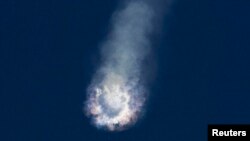 Обломки ракеты Falcon 9 с беспилотным кораблем на борту, запущенной с космодрома во Флориде. 28 июня 2015 года.
