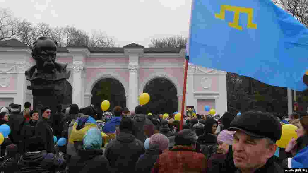 Шевченко һәйкәле янында кырымтатар байрагы