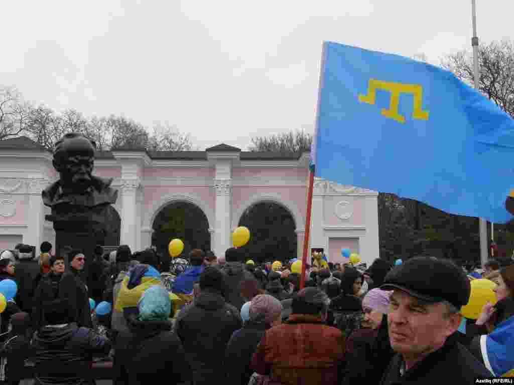 Акція протесту проти російської окупації пройшла в день народження українського поета Тараса Шевченка, біля його пам&#39;ятника в Сімферополі. 9 березня 2014 року