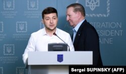 Former Ukrainian President Leonid Kuchma walks behind current incumbent Volodymyr Zelenskiy during a briefing in Kyiv earlier this year.