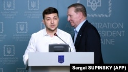 Leonid Kucima, în spatele președintelui Volodimir Zelenski, la o conferință de presă