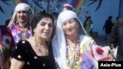 Исполнительницы народных песен Сурайё Касымова и Гулчехра Садыкова во время празднования Навруза-2012 в Кулябе. Фото: Азия-Плюс