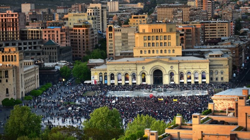Armeni: Dhjetëra mijëra persona protestojnë kundër kryeministrit të ri