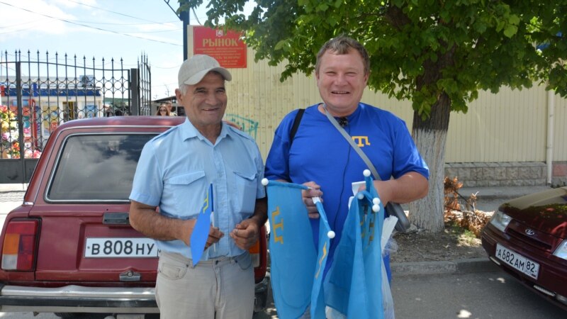 В Белогорске прошла акция ко Дню крымскотатарского флага (+фото, видео)