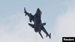 Турецький винищувач F-16 злітає з авіабази Адана