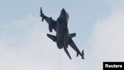 Турк ҳарбий-ҳаво кучларига қарашли F-16 қирувчи самолёти.
