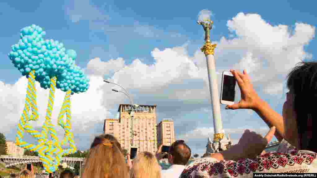 У Києві на майдані Незалежності запустили в небо величезний тризуб, 31 травня 2015 року