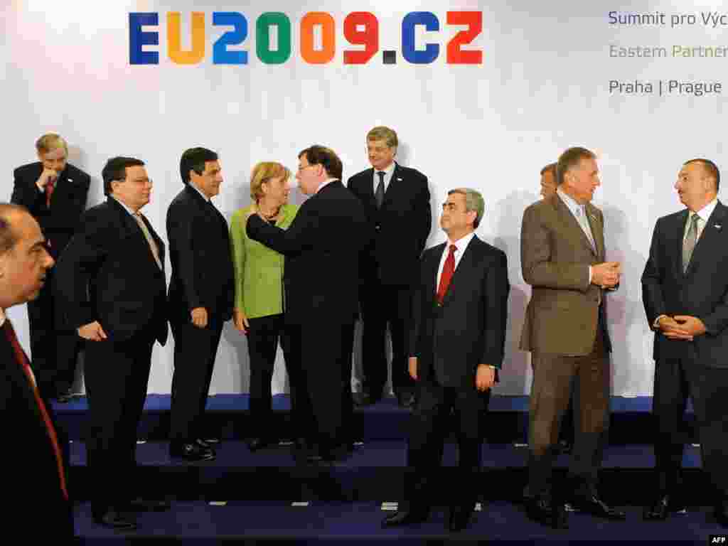 Češka - Partnerstvo EU i istočnih zemalja - U Pragu je objavljena nova inicijativa suradnje sa zemljama bivšeg komunističkog bloka nazvana - partnerstvom. Glavni je cilj da se pojača rad nevladinih organizacija i podstakne ekonomska integracija.