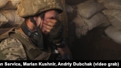 На кадре из видео — военный на позиции украинских правительственных войск близ города Красногоровка. Иллюстративное фото. 