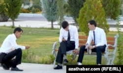 Illýustrasiýa suraty. Talyplar tahýalaryny çykaryp, dynç alýar.