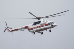 Верталёт Мі-172 з Аляксандрам Лукашэнкам на борце ля месца правядзеньня вайсковых вучэньняў «Захад-2017» у Барысава. 20 верасьня 2017 году